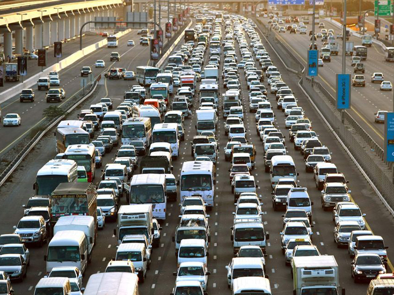 ألف درهم غرامة التجمهر حول الحوادث المرورية في الإمارات